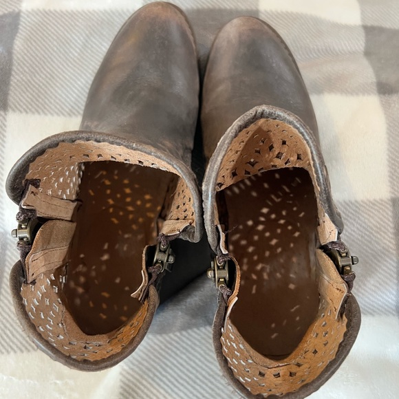 Brown soft leather booties. - Picture 2 of 7